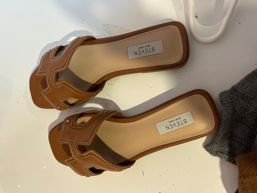 Steve Madden Slide On *Size 7*